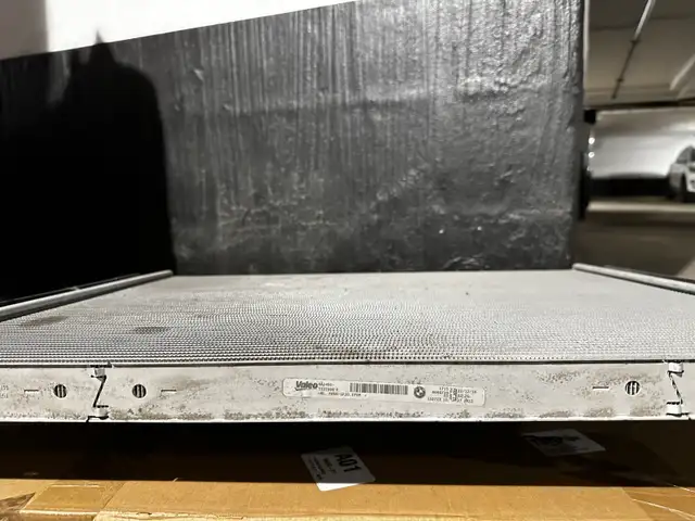 bmw radiator used Fits 330e, 330eX, 330i, 330iX, Z4 2020-2021 in Engine & Engine Parts in Markham / York Region - Image 3
