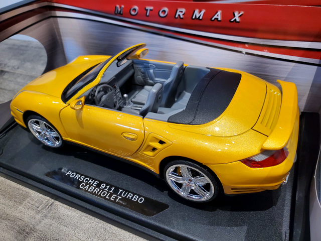 1:18 Diecast Motor Max Porsche 911 997 Turbo Cabriolet Yellow in Arts & Collectibles in Kawartha Lakes - Image 5