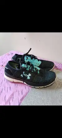 Women's Under Armour Sneakers!  Size 6.5