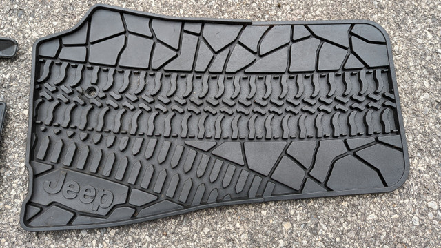JEEP WRANGLER Mopar rubber mats dans Autres pièces et accessoires  à Ouest de l’Île - Image 2