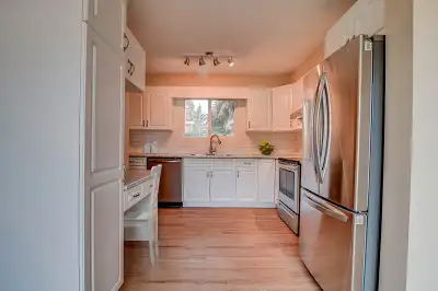 TOWNHOUSE MillWoods. BASEMENT FAMILY ROOM. SCHOOL SO CLOSE! Fenced Yard, TWO Tandem Parking Spots. 3...