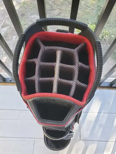 Tee off with confidence using this Sun Mountain C-130 golf cart bag, designed to keep your clubs org...