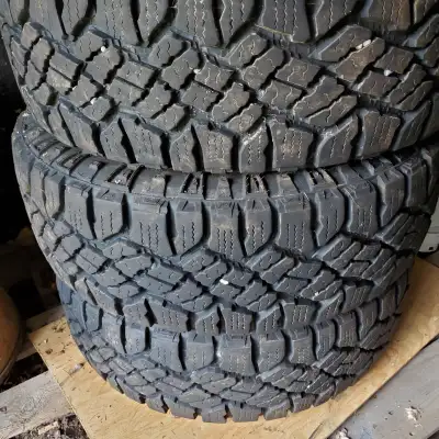 4 pneus d'été comme neuf, servie une saison seulement. 275/65r18. 400$ ferme