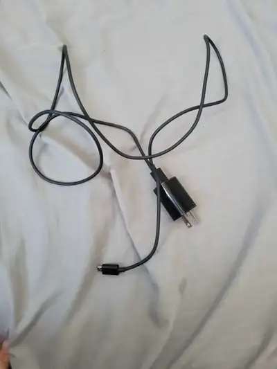 Chargeur Amazon d'origine. Comprend un câble micro USB. Idéal pour recharger votre téléphone ou autr...