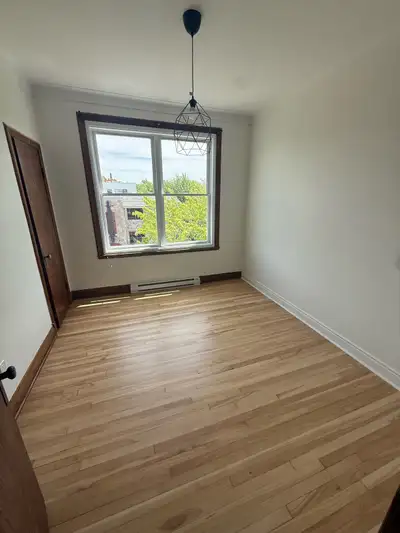 GRAND APPARTEMENT À LOUER – 8105 Casgrain, Montréal ✨ Dernier étage 1350 pi² 2375 $/mois Magnifique...