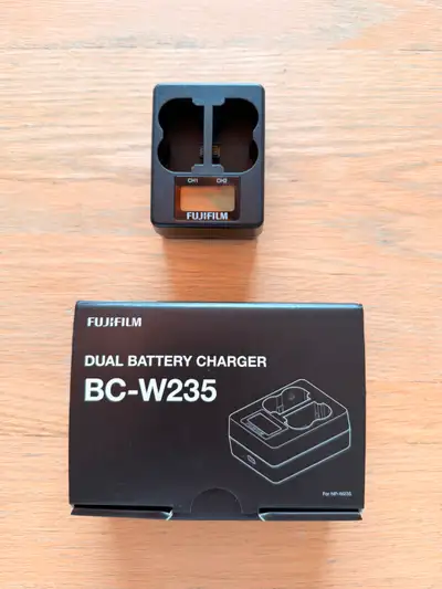 À l'état neuf, Charger Fuji BC-W235. *** Voir mes autres annonces pour tous les items Fuji à vendre...