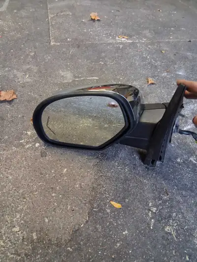 Mirrors off my 2011 Sierra. I upgraded to tow mirrors. Good working condition, nothing wrong with th...