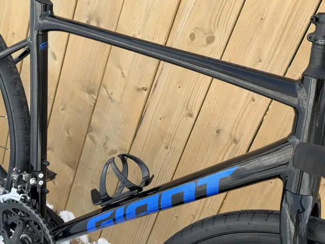 Like new Giant Gravel bike Size 56 cm in Road in St. Catharines - Image 4