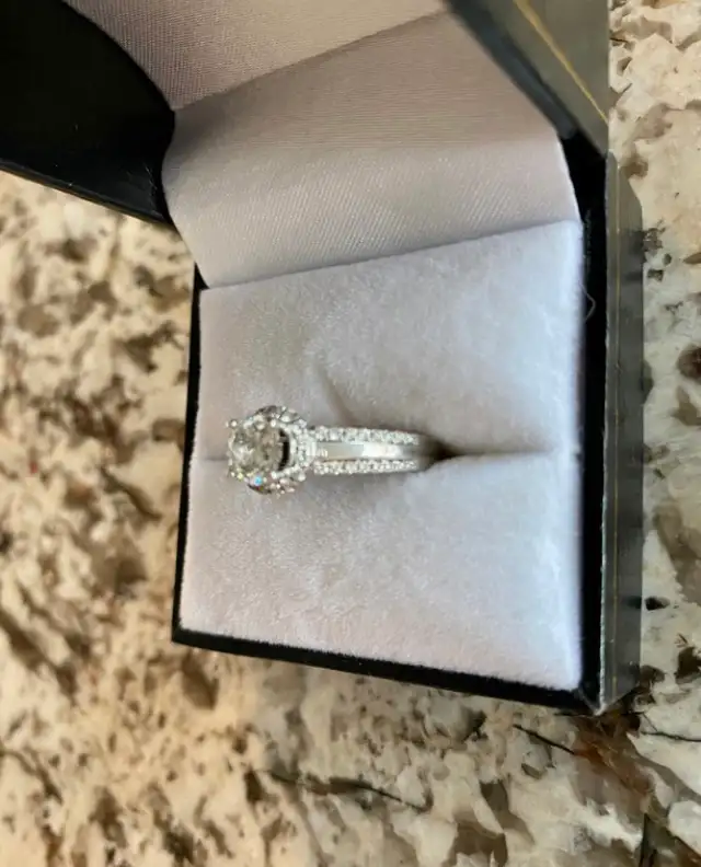 18k White Gold Engagement Ring in Jewellery & Watches in Edmonton - Image 5