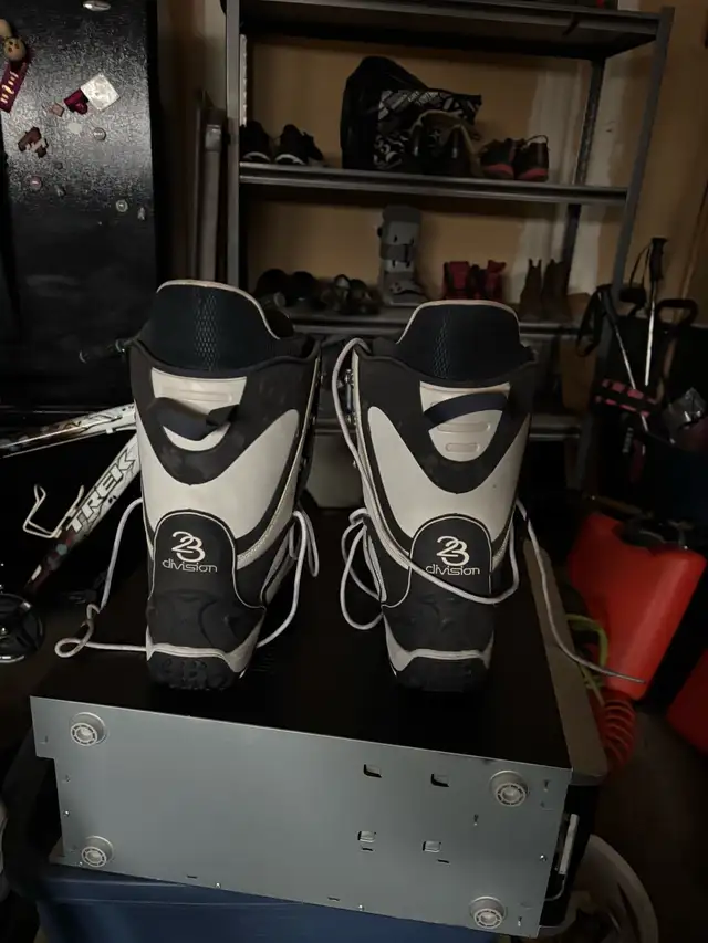 men’s snowboard boots size 9/10 in Snowboard in Calgary - Image 3