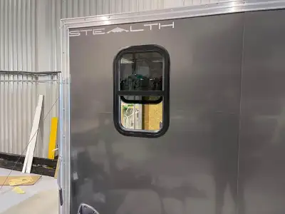 Nous pouvons modifier votre remorque fermée comme installation de fenêtre, revêtement de plancher ré...