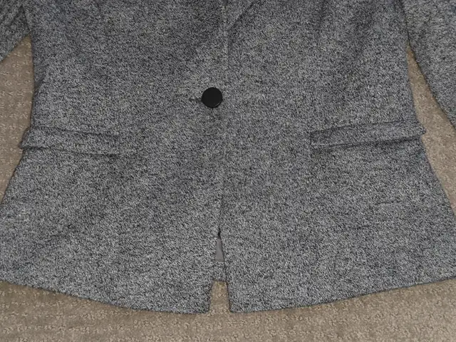 VERO MODA Women 3/4 Blazer / Dress Suit Jacket - Size 8 Medium in Women's - Tops & Outerwear in Calgary - Image 4