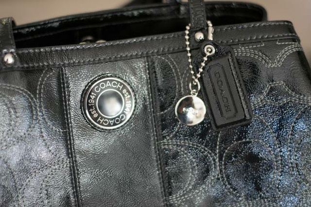 Coach F19215 Black Patent Leather Logo Kiss lock Carryall Purse in Women's - Bags & Wallets in Ottawa - Image 4