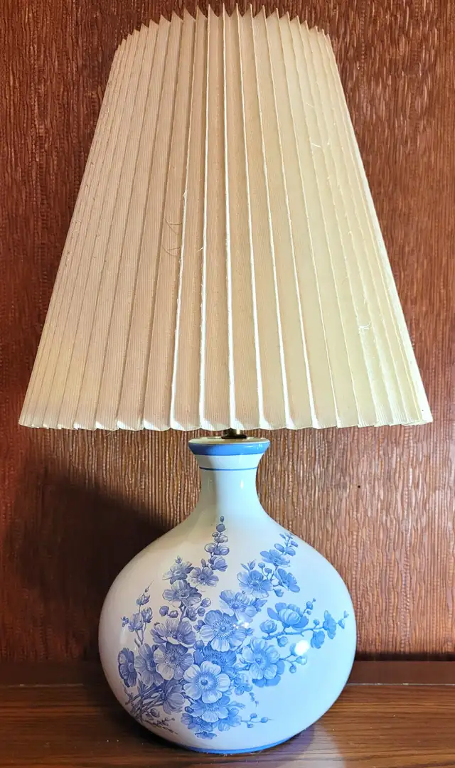 Ceramic Floral Table Lamp with Pleated Shade Blue and White 70s in Indoor Lighting & Fans in Markham / York Region - Image 10