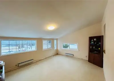 Spacious and warm 3-bedroom apartment located on the 2nd floor in a central Parkhill location. Brigh...