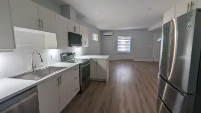 MODERN 2BR FLAT- PARKING, LAUNDRY, PRIVATE ENTRY, NEAR AMENITIES