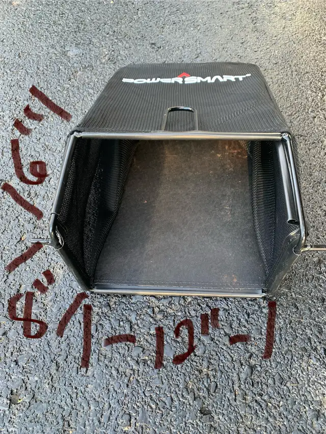 lawnmower bag in Lawnmowers & Leaf Blowers in Annapolis Valley - Image 2