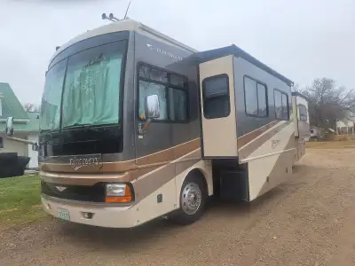 This 2005 Fleetwood Discovery 39S motorhome is as elegant as they come. It is smoke free and pet fre...