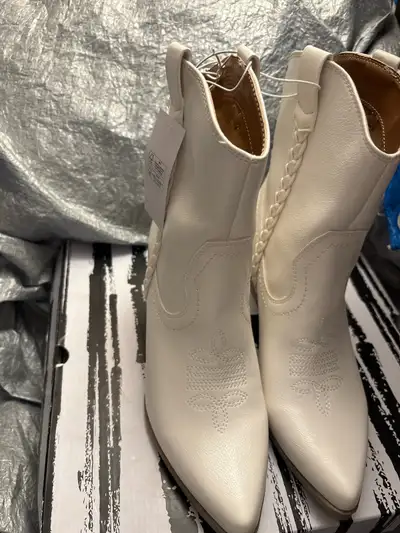 DV Dolce Vita Boots 6, View more