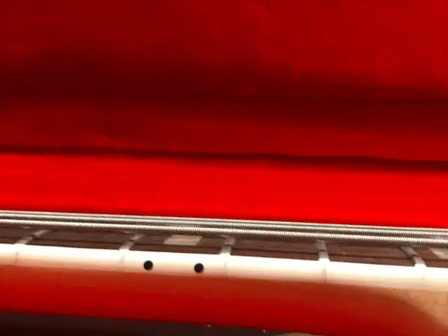 Vintage late 70’s Fender Jazz Bass in Guitars in Edmonton - Image 4