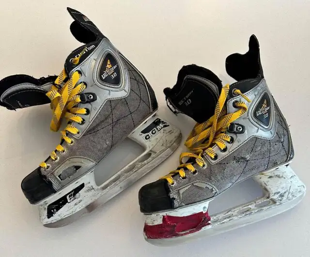 CCM Hockey Skates (Senior Size 8.5) in Hockey in Barrie - Image 2