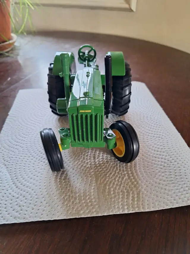 John Deere "D" Die Cast Tractor in Arts & Collectibles in Grande Prairie - Image 4