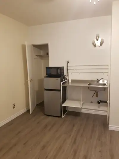 BACHELOR APARTMENT WITH PRIVATE ENTRANCE IN A HOUSE