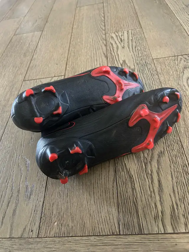 Nike Soccer (Football) Cleats size 8.5 Men’s in Soccer in Calgary - Image 5