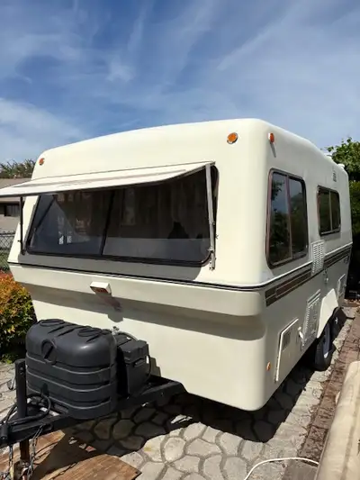 1984 Bigfoot 17. Full bathroom. Appliances all working: 4 burner stove/oven, 3-way fridge, furnace,...