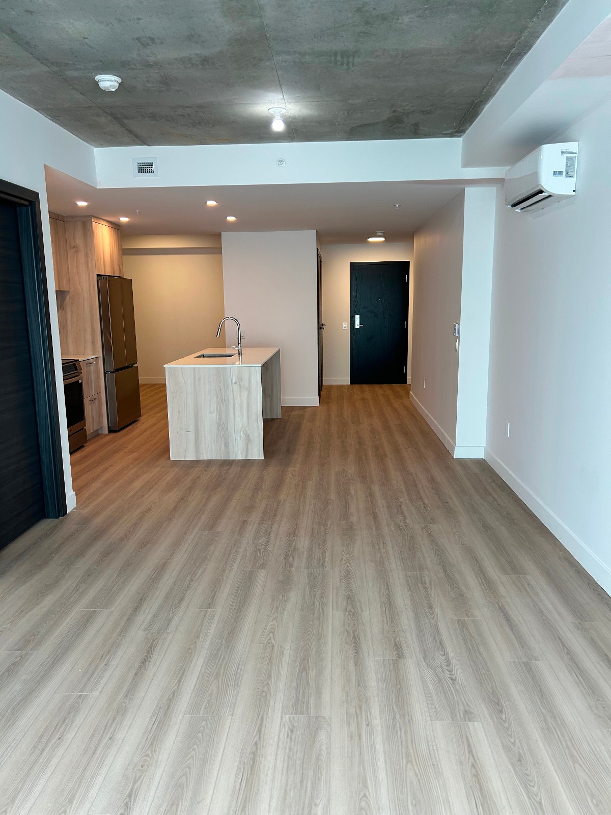 Modern & Spacious 1 Bedroom + Den | 2 Bathrooms | All Inclusive — photo 1