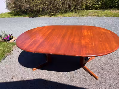 47" round extends to 73" x 47" oval. Heavy wood in good condition with a few scratches.