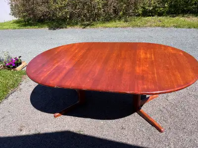 47" round extends to 73" x 47" oval. Heavy wood in good condition with a few scratches.