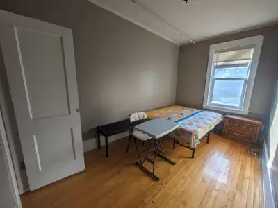 Room for rent Located in Harrow and Grosvenor. Fully furnished bedroom (bed and desk). All utilities...