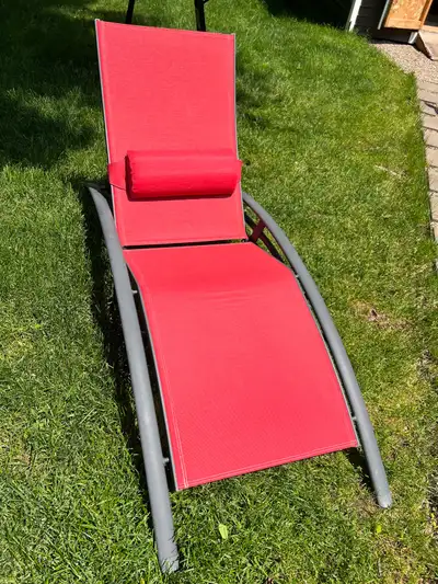 Outdoor lounger chair in excellent condition.
