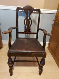 Chaise en bois & cuir antique