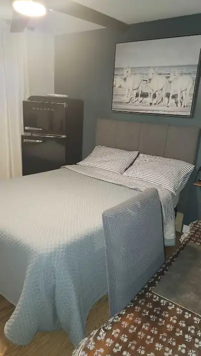 Chambre à louer pour travailleur, près des centres commerciaux et restaurants. Internet + cable, fou...