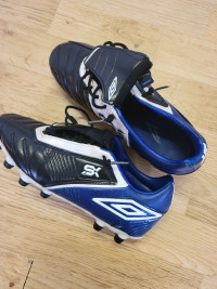  soccer shoes (size 4) Umbro