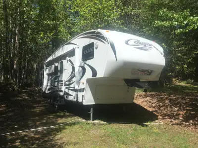 I'm selling a Cougar 278RKSWE fifth wheel that's ready for adventure! This spacious and well-maintai...