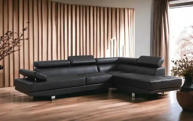 Leather Sectional with Adjustable Headrest and Chaise in Couches & Futons in Kingston - Image 4