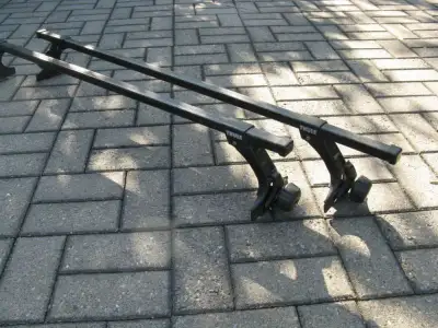Support de toit rack Thule solide pour mettre un canot ,attention fait pour toit a gouttière style j...