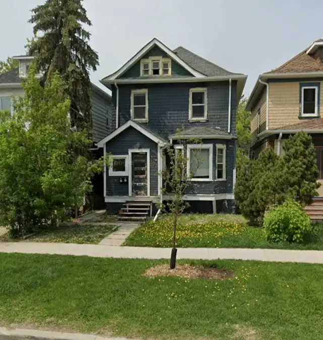 2 Bedroom Apartment   Den in Duplex steps away from Corydon