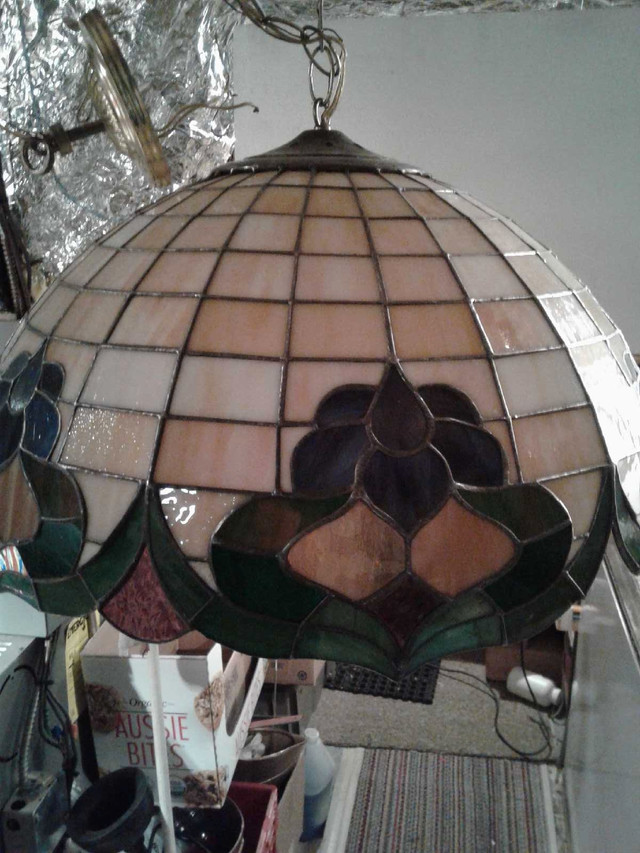 Tiffany stained glass hanging lamp in Indoor Lighting & Fans in Mississauga / Peel Region - Image 2