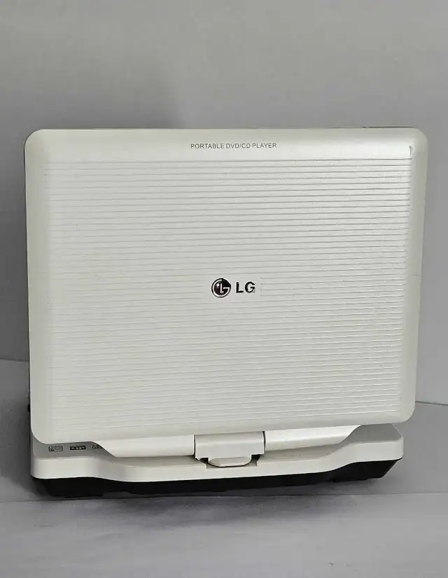 LG Portable DVD Player Model: LPA-735  7"- Screen- PLS. READ DES in General Electronics in City of Montréal - Image 8