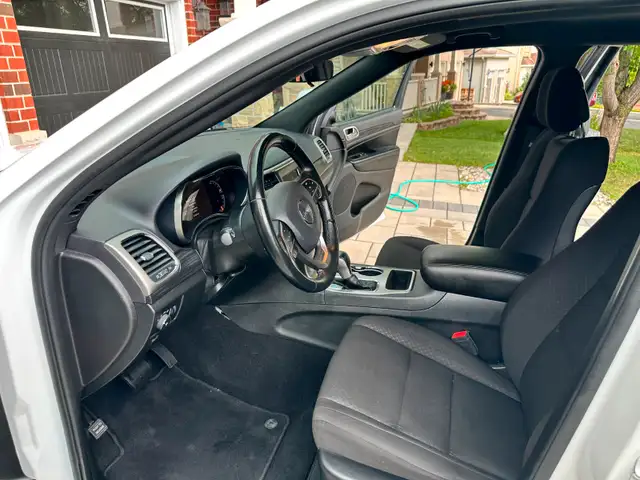 2011 Jeep Grand Cherokee Laredo – Minor issue, full transparency dans Autos et camions dans Ottawa - Image 9