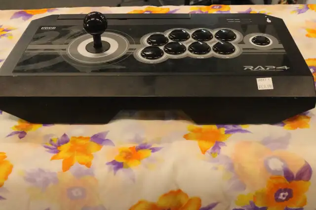 HORI Real Arcade Pro 4  PS4-015 (#38013-1) in XBOX One in City of Halifax - Image 2