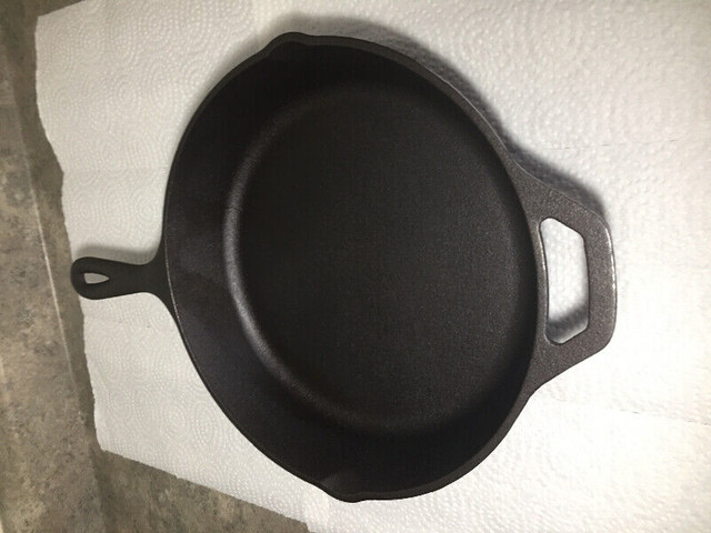 Lodge USA 8SK Cast Iron Frying Pan - Front Handle in Arts & Collectibles in Belleville - Image 3