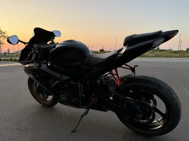 2010 Suzuki gsxr 600 in Sport Bikes in Markham / York Region - Image 2