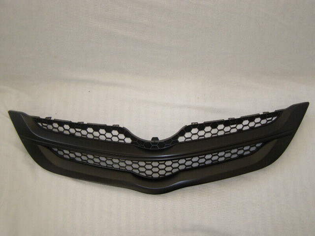 NEUF Grille Toyota Yaris 2007 - 2012 SEDAN NEW Front End Grill dans Pièces de carrosserie  à Longueuil/Rive Sud