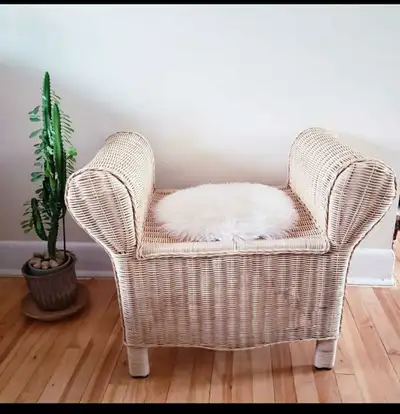 In beautiful Like New condition, very gently used ! GORGEOUS addition to any MCM , boho, vintage hom...