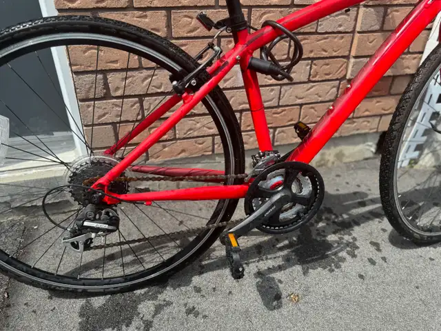 Devinci St-Tropez Hybrid Bicycle in Road in Ottawa - Image 9